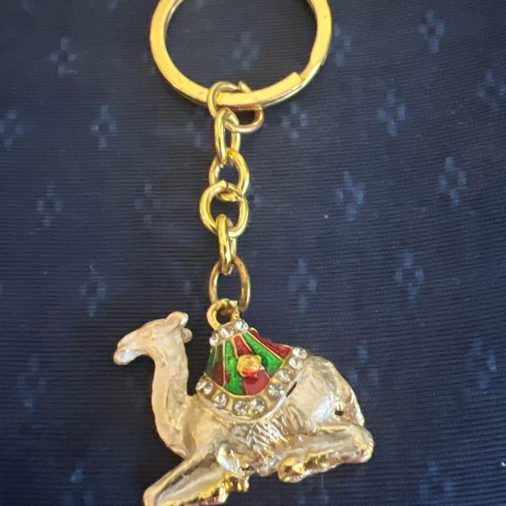 Beautiful Camel With Rhinestones Keychain - Picture 3 of 10